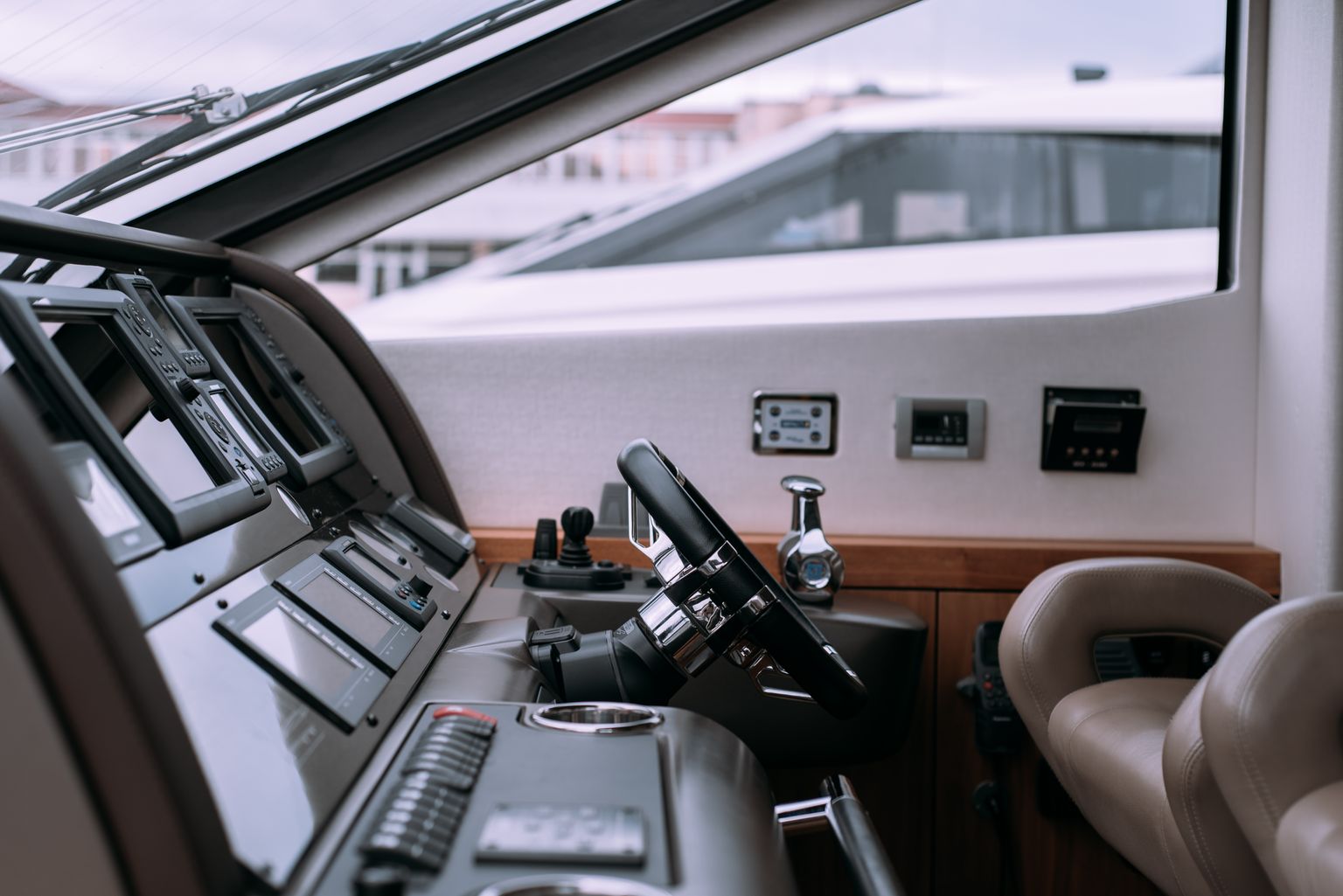 Steuerstand auf der Brücke einer Motoryacht